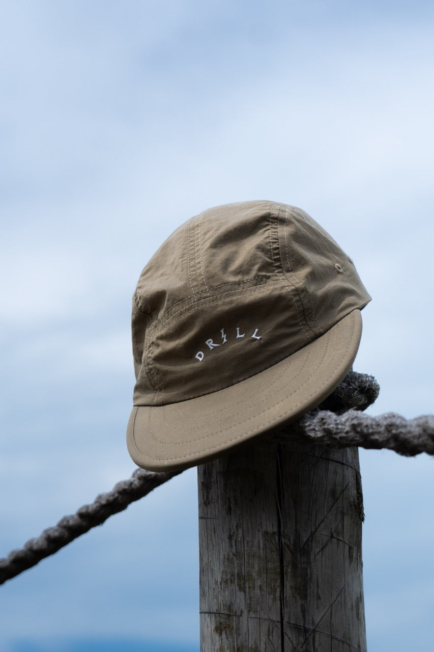 boné five panel bege drill
