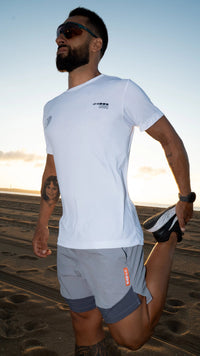 Short Cougar masculino Yvy modelado em treino ao ar livre, destacando conforto e liberdade de movimentos.