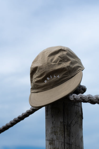 boné five panel bege drill