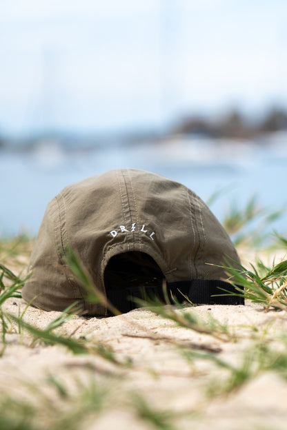 boné five panel bege drill