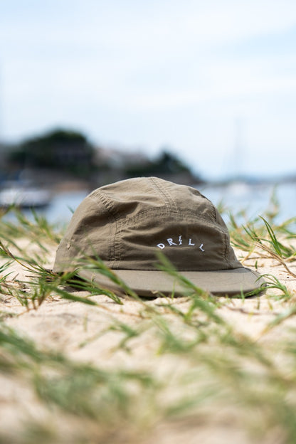 boné five panel bege drill